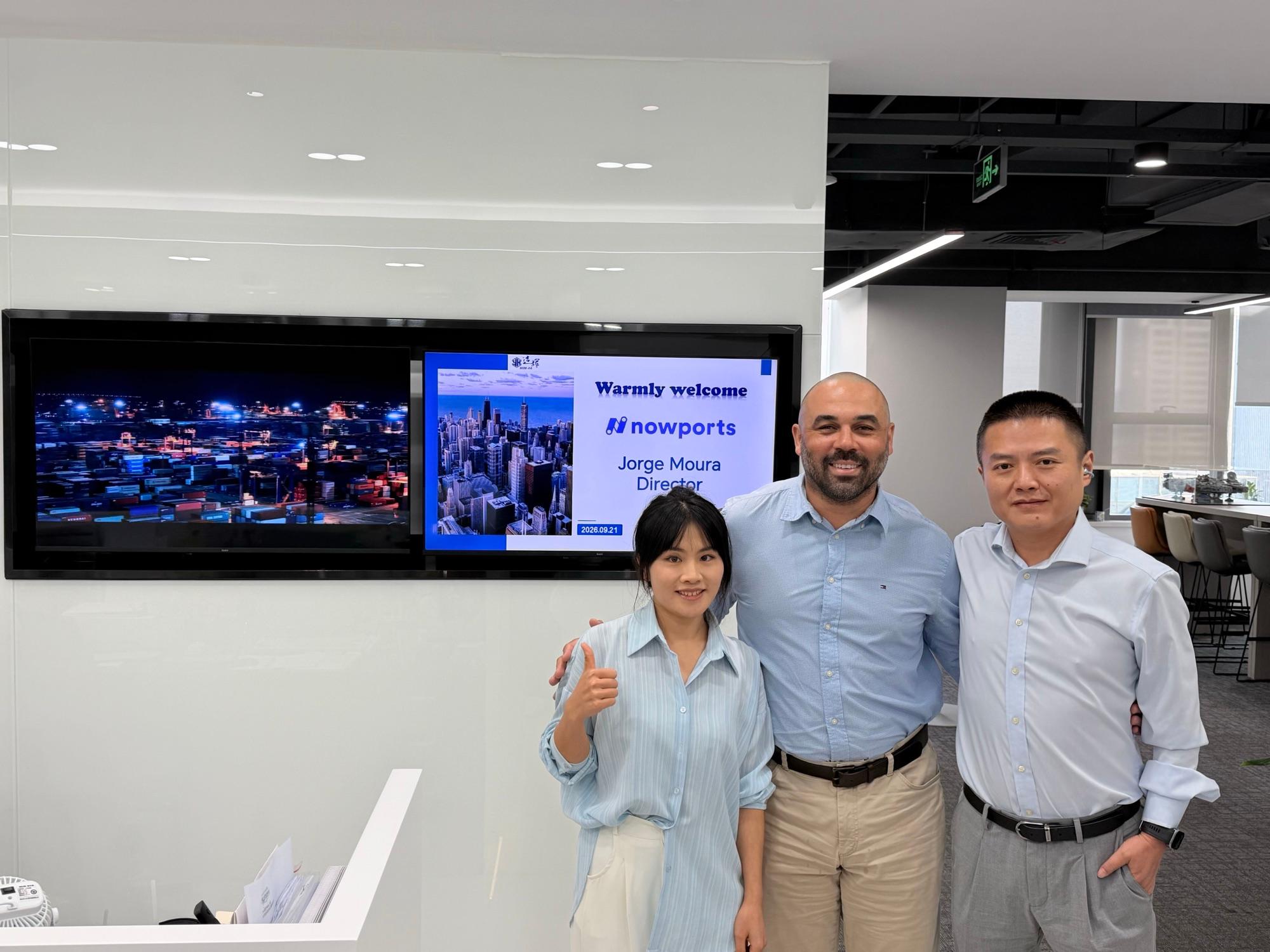 Jorge Moura, Director de Freight de Nowports, junto al equipo de un socio estratégico en China